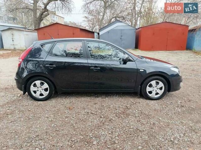 Черный Хендай i30, объемом двигателя 1.4 л и пробегом 314 тыс. км за 5650 $, фото 6 на Automoto.ua