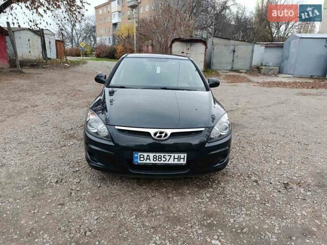 Черный Хендай i30, объемом двигателя 1.4 л и пробегом 314 тыс. км за 5650 $, фото 2 на Automoto.ua