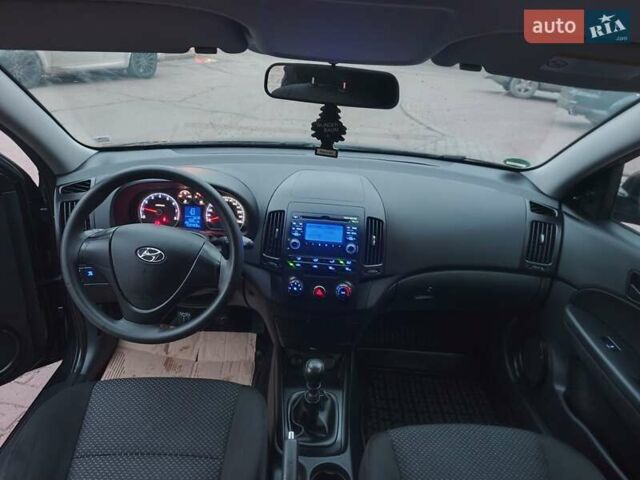 Чорний Хендай i30, об'ємом двигуна 1.4 л та пробігом 158 тис. км за 5750 $, фото 5 на Automoto.ua