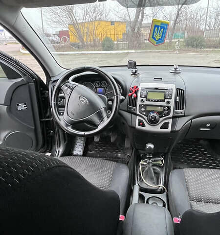 Черный Хендай i30, объемом двигателя 1.6 л и пробегом 255 тыс. км за 6800 $, фото 15 на Automoto.ua