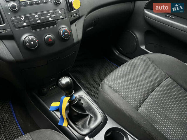 Черный Хендай i30, объемом двигателя 1.4 л и пробегом 240 тыс. км за 6000 $, фото 19 на Automoto.ua