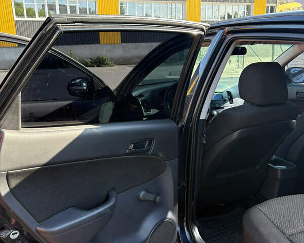 Черный Хендай i30, объемом двигателя 1.4 л и пробегом 237 тыс. км за 5000 $, фото 5 на Automoto.ua
