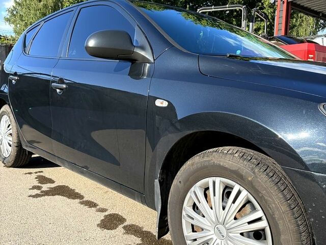 Черный Хендай i30, объемом двигателя 1.4 л и пробегом 232 тыс. км за 5200 $, фото 4 на Automoto.ua