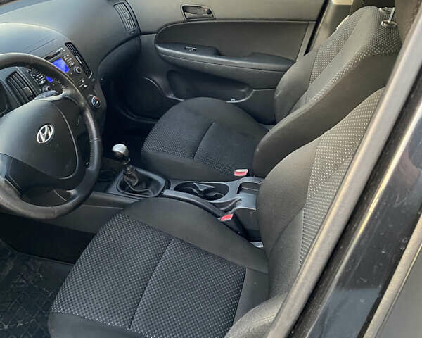 Черный Хендай i30, объемом двигателя 1.4 л и пробегом 242 тыс. км за 6000 $, фото 17 на Automoto.ua