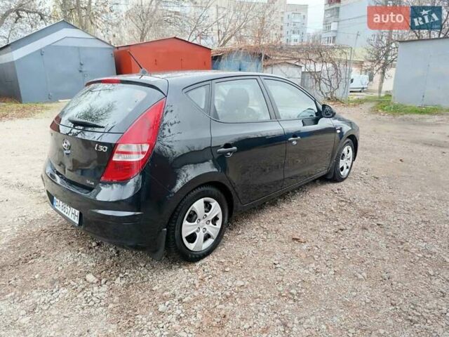 Черный Хендай i30, объемом двигателя 1.4 л и пробегом 314 тыс. км за 5650 $, фото 3 на Automoto.ua