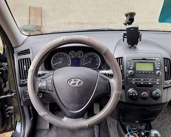 Черный Хендай i30, объемом двигателя 1.4 л и пробегом 215 тыс. км за 5000 $, фото 15 на Automoto.ua