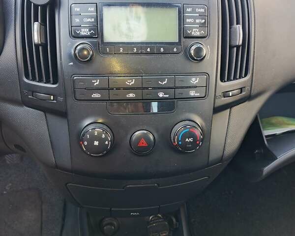 Черный Хендай i30, объемом двигателя 1.6 л и пробегом 300 тыс. км за 4000 $, фото 13 на Automoto.ua