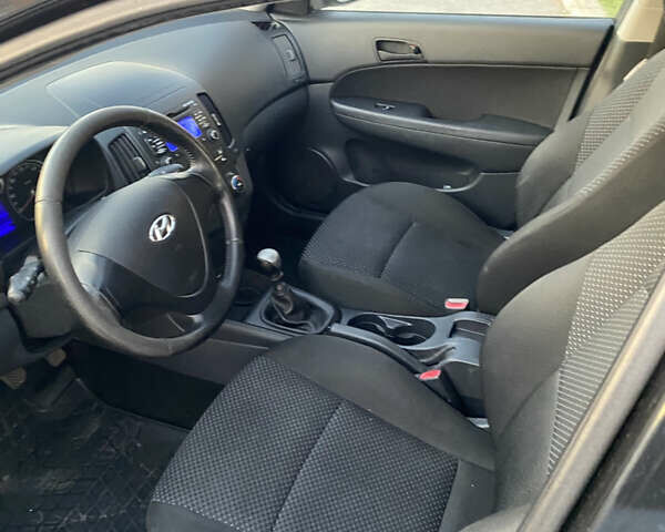 Черный Хендай i30, объемом двигателя 1.4 л и пробегом 242 тыс. км за 6000 $, фото 16 на Automoto.ua