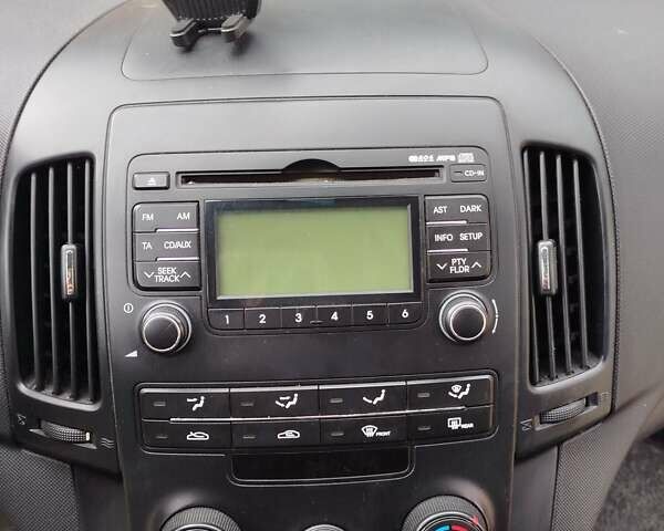 Черный Хендай i30, объемом двигателя 1.4 л и пробегом 215 тыс. км за 5000 $, фото 17 на Automoto.ua