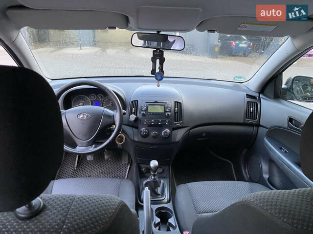 Черный Хендай i30, объемом двигателя 1.4 л и пробегом 194 тыс. км за 6000 $, фото 7 на Automoto.ua