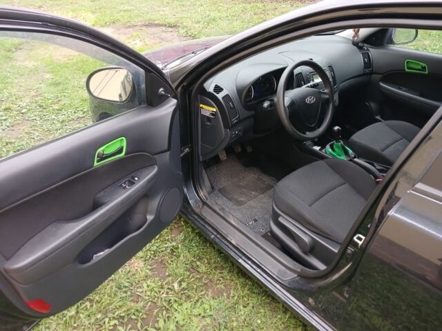 Черный Хендай i30, объемом двигателя 1.4 л и пробегом 139 тыс. км за 6200 $, фото 7 на Automoto.ua