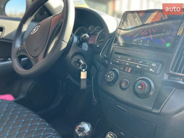 Черный Хендай i30, объемом двигателя 1.4 л и пробегом 220 тыс. км за 5500 $, фото 11 на Automoto.ua