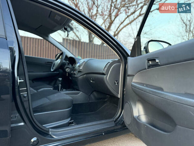 Черный Хендай i30, объемом двигателя 1.4 л и пробегом 194 тыс. км за 6350 $, фото 40 на Automoto.ua