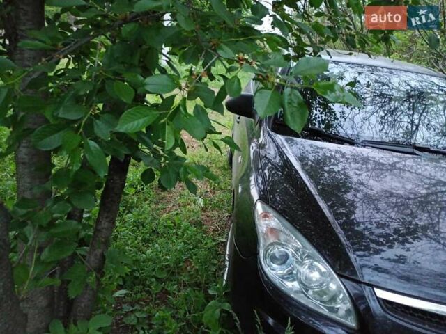 Черный Хендай i30, объемом двигателя 1.6 л и пробегом 300 тыс. км за 4000 $, фото 6 на Automoto.ua