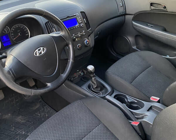 Черный Хендай i30, объемом двигателя 1.4 л и пробегом 242 тыс. км за 6000 $, фото 15 на Automoto.ua