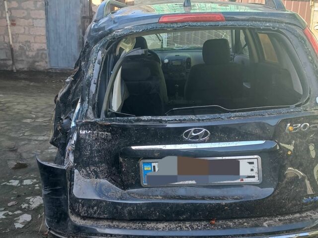 Чорний Хендай i30, об'ємом двигуна 1.6 л та пробігом 250 тис. км за 2500 $, фото 3 на Automoto.ua