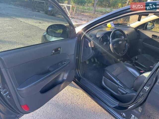 Черный Хендай i30, объемом двигателя 1.6 л и пробегом 219 тыс. км за 4700 $, фото 12 на Automoto.ua