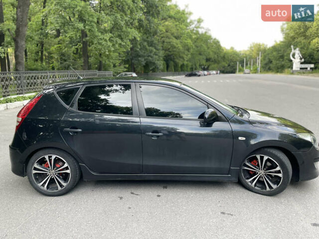Черный Хендай i30, объемом двигателя 1.58 л и пробегом 285 тыс. км за 6300 $, фото 3 на Automoto.ua