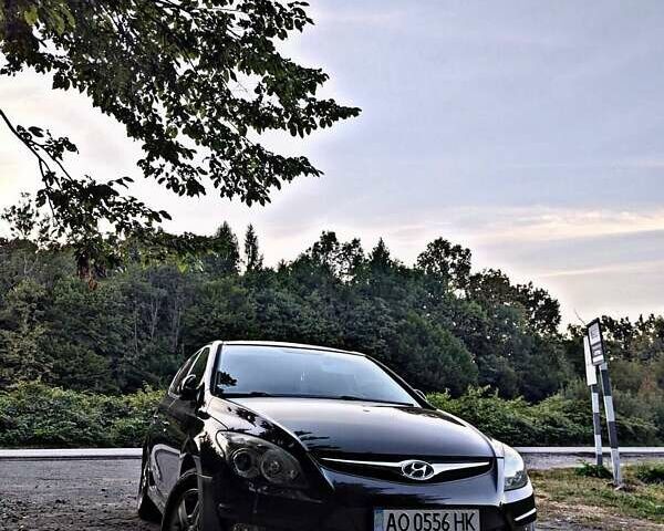 Черный Хендай i30, объемом двигателя 1.6 л и пробегом 10 тыс. км за 7999 $, фото 1 на Automoto.ua