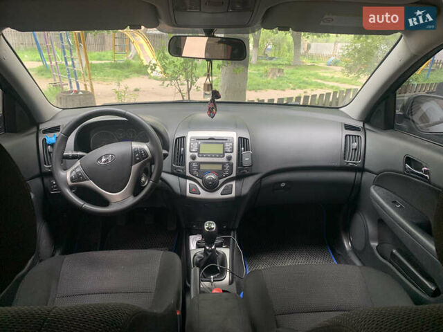 Черный Хендай i30, объемом двигателя 1.6 л и пробегом 223 тыс. км за 6400 $, фото 1 на Automoto.ua