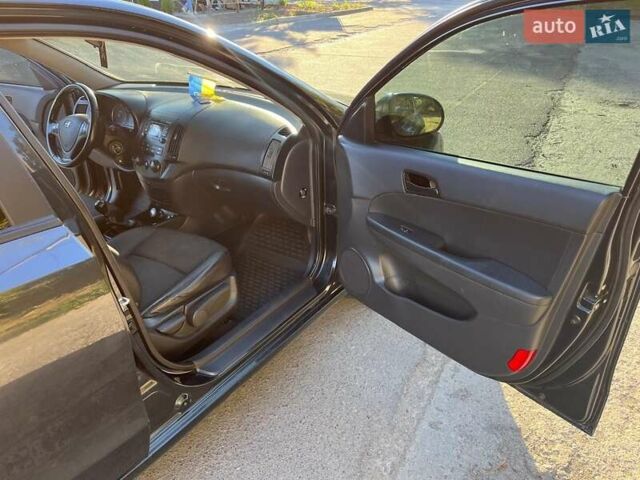 Черный Хендай i30, объемом двигателя 1.6 л и пробегом 219 тыс. км за 4700 $, фото 13 на Automoto.ua