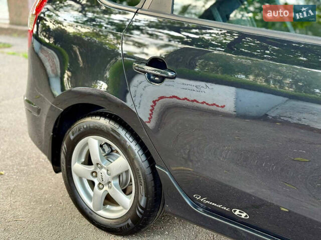 Черный Хендай i30, объемом двигателя 1.6 л и пробегом 198 тыс. км за 6600 $, фото 8 на Automoto.ua
