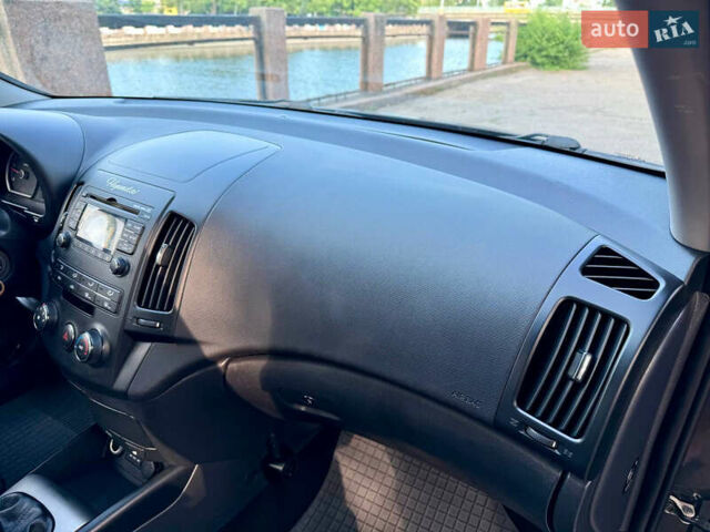 Черный Хендай i30, объемом двигателя 1.6 л и пробегом 198 тыс. км за 6600 $, фото 24 на Automoto.ua