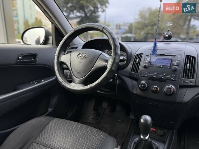Черный Хендай i30, объемом двигателя 1.6 л и пробегом 272 тыс. км за 4800 $, фото 9 на Automoto.ua