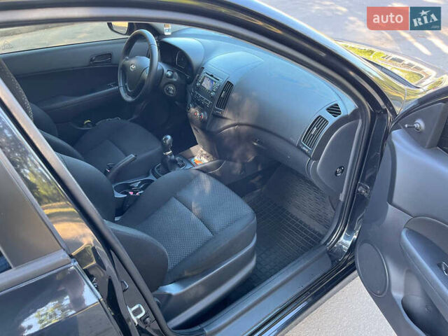 Черный Хендай i30, объемом двигателя 1.4 л и пробегом 230 тыс. км за 6200 $, фото 13 на Automoto.ua