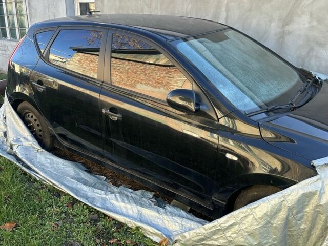 Черный Хендай i30, объемом двигателя 1.4 л и пробегом 100 тыс. км за 3600 $, фото 1 на Automoto.ua