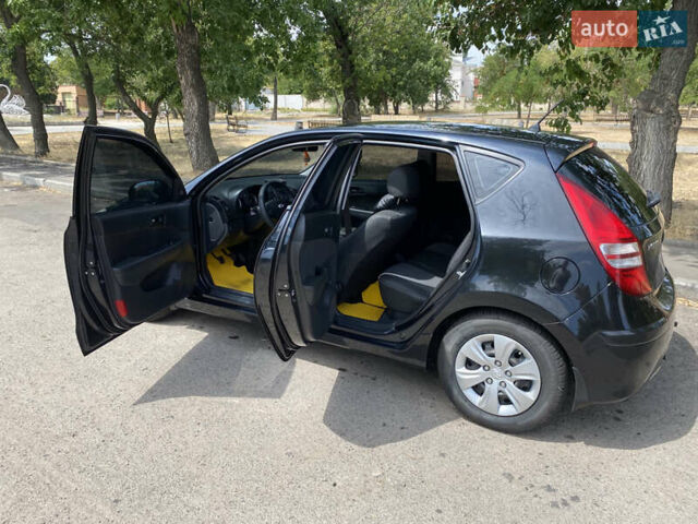 Чорний Хендай i30, об'ємом двигуна 1.4 л та пробігом 201 тис. км за 6600 $, фото 3 на Automoto.ua