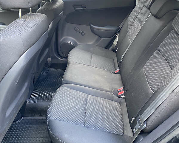 Черный Хендай i30, объемом двигателя 1.4 л и пробегом 175 тыс. км за 5700 $, фото 6 на Automoto.ua