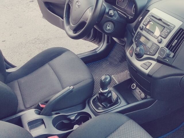 Черный Хендай i30, объемом двигателя 1.4 л и пробегом 210 тыс. км за 5800 $, фото 6 на Automoto.ua