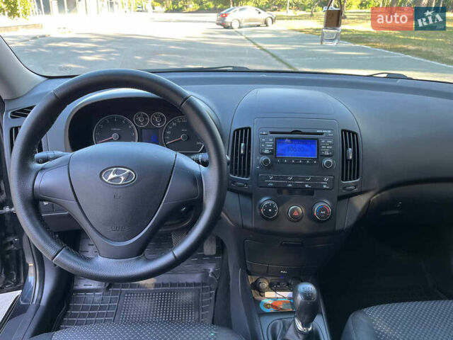 Черный Хендай i30, объемом двигателя 1.4 л и пробегом 230 тыс. км за 6200 $, фото 10 на Automoto.ua