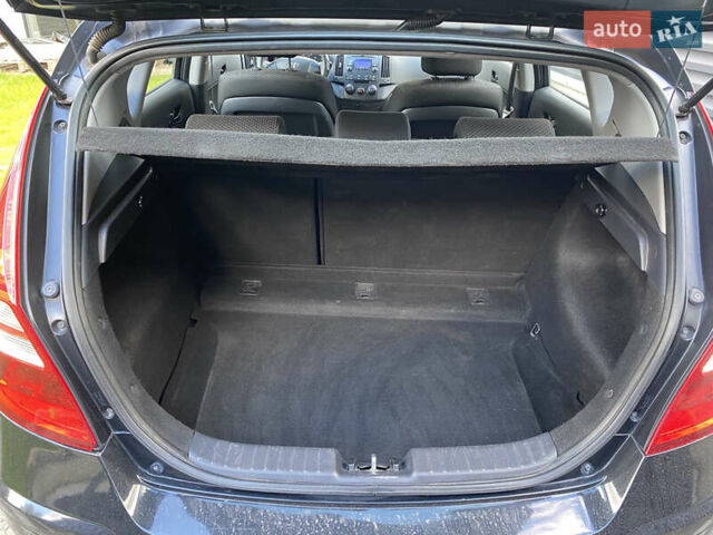 Черный Хендай i30, объемом двигателя 1.4 л и пробегом 175 тыс. км за 5700 $, фото 5 на Automoto.ua