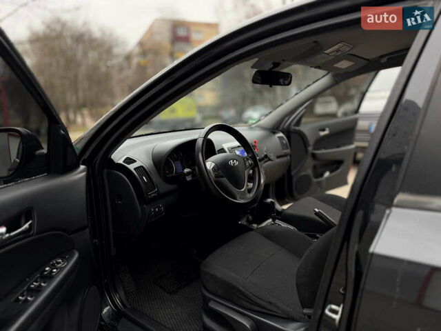 Черный Хендай i30, объемом двигателя 1.58 л и пробегом 215 тыс. км за 7500 $, фото 7 на Automoto.ua