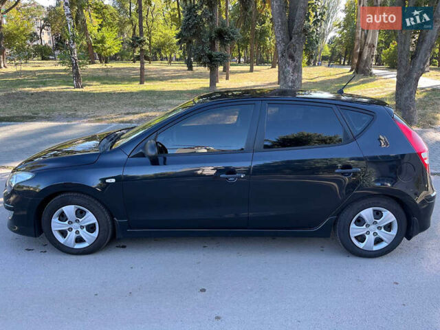 Черный Хендай i30, объемом двигателя 1.4 л и пробегом 230 тыс. км за 6200 $, фото 5 на Automoto.ua