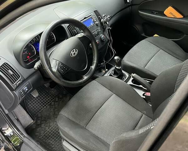 Черный Хендай i30, объемом двигателя 1.4 л и пробегом 223 тыс. км за 6500 $, фото 1 на Automoto.ua