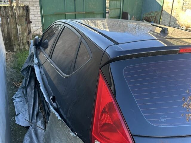 Черный Хендай i30, объемом двигателя 1.4 л и пробегом 100 тыс. км за 3600 $, фото 3 на Automoto.ua