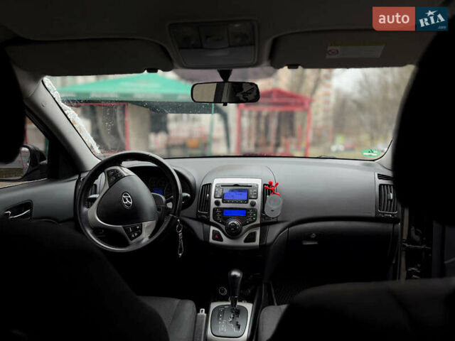 Черный Хендай i30, объемом двигателя 1.58 л и пробегом 215 тыс. км за 7500 $, фото 12 на Automoto.ua