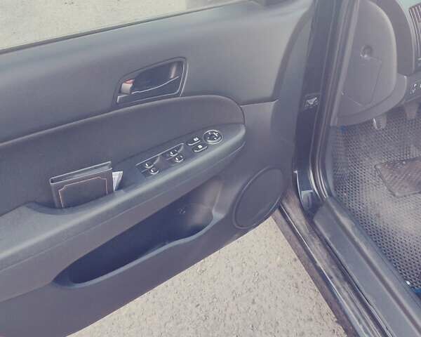 Черный Хендай i30, объемом двигателя 1.4 л и пробегом 210 тыс. км за 5600 $, фото 2 на Automoto.ua