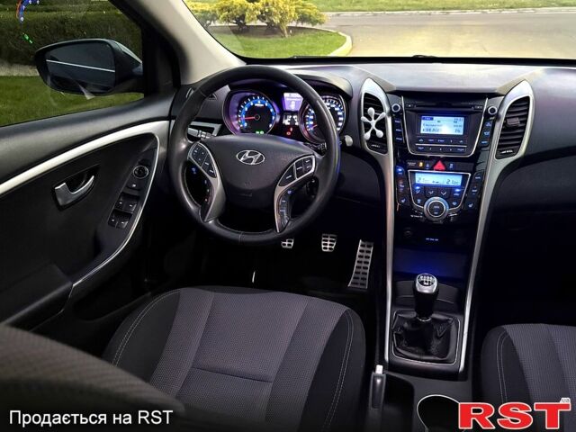 Чорний Хендай i30, об'ємом двигуна 1.6 л та пробігом 160 тис. км за 8699 $, фото 8 на Automoto.ua