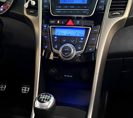 Чорний Хендай i30, об'ємом двигуна 1.6 л та пробігом 160 тис. км за 8699 $, фото 9 на Automoto.ua