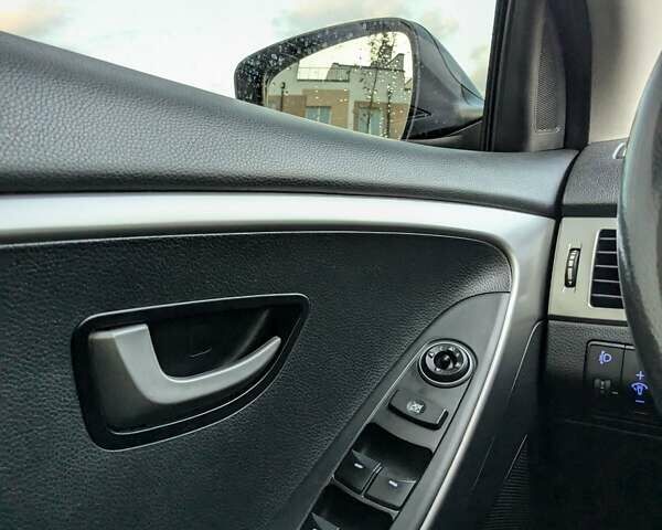 Черный Хендай i30, объемом двигателя 1.4 л и пробегом 138 тыс. км за 8700 $, фото 20 на Automoto.ua