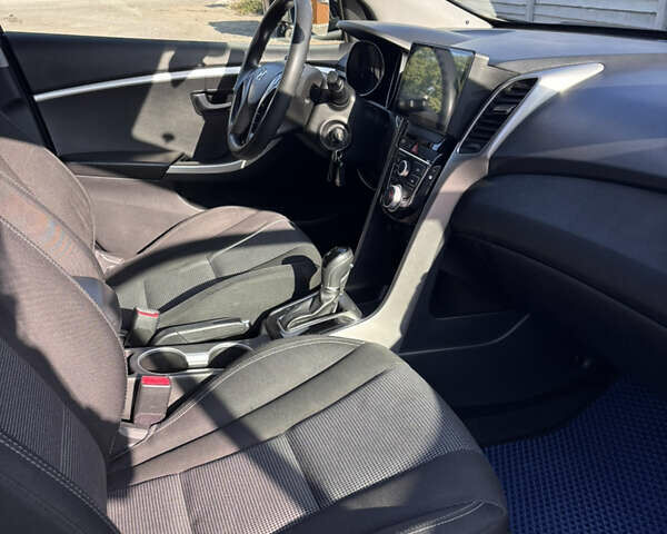 Черный Хендай i30, объемом двигателя 1.58 л и пробегом 160 тыс. км за 10900 $, фото 9 на Automoto.ua