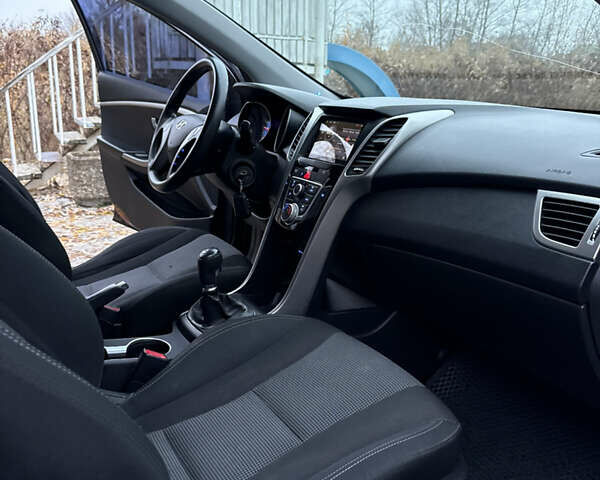 Черный Хендай i30, объемом двигателя 1.4 л и пробегом 200 тыс. км за 8500 $, фото 12 на Automoto.ua