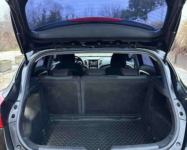 Черный Хендай i30, объемом двигателя 1.4 л и пробегом 200 тыс. км за 8500 $, фото 9 на Automoto.ua