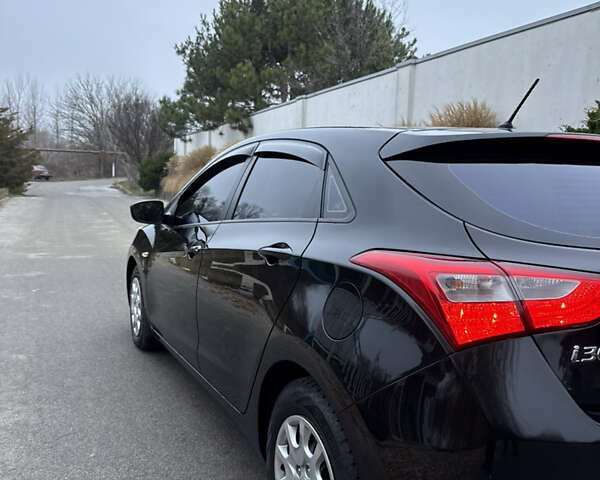 Черный Хендай i30, объемом двигателя 1.4 л и пробегом 200 тыс. км за 8500 $, фото 7 на Automoto.ua