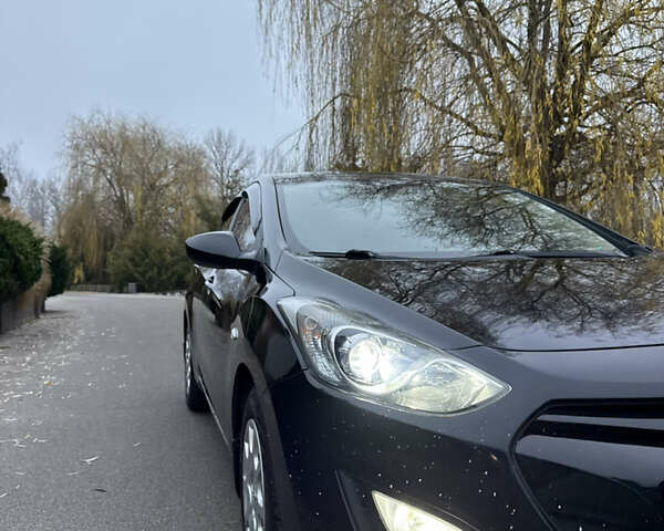 Черный Хендай i30, объемом двигателя 1.4 л и пробегом 200 тыс. км за 8500 $, фото 3 на Automoto.ua