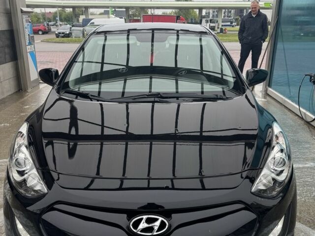Черный Хендай i30, объемом двигателя 1.4 л и пробегом 160 тыс. км за 8600 $, фото 2 на Automoto.ua
